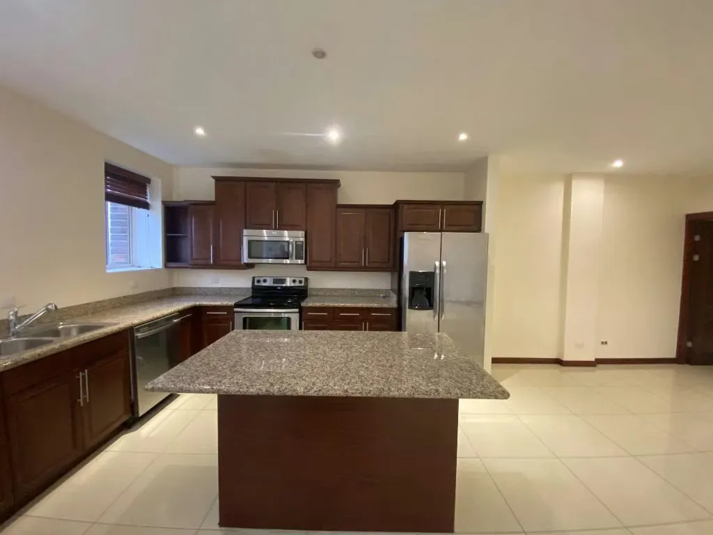 Se alquila hermoso apartamento con finos acabados y con impecable mantenimiento general
