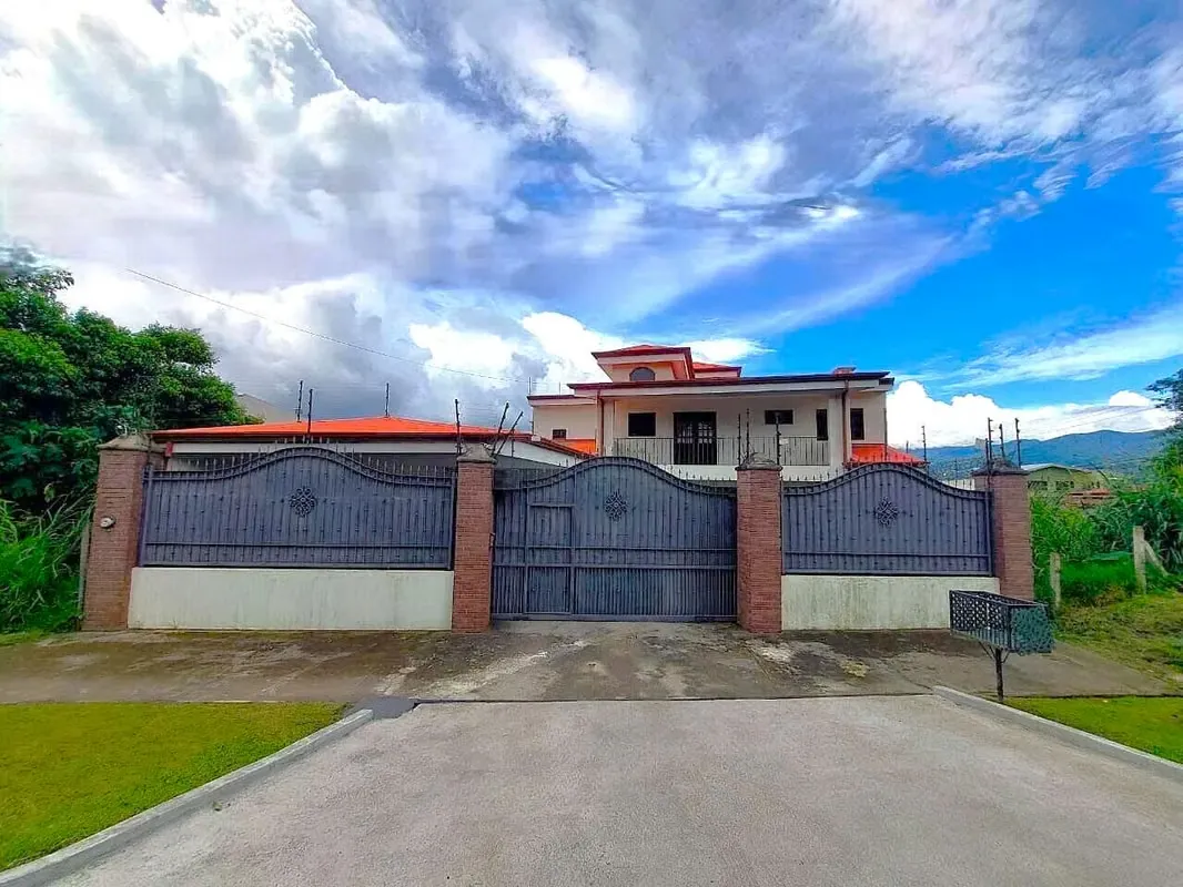 HA Se vende gran casa en San Miguel, Santo Domingo, Heredia #26-693