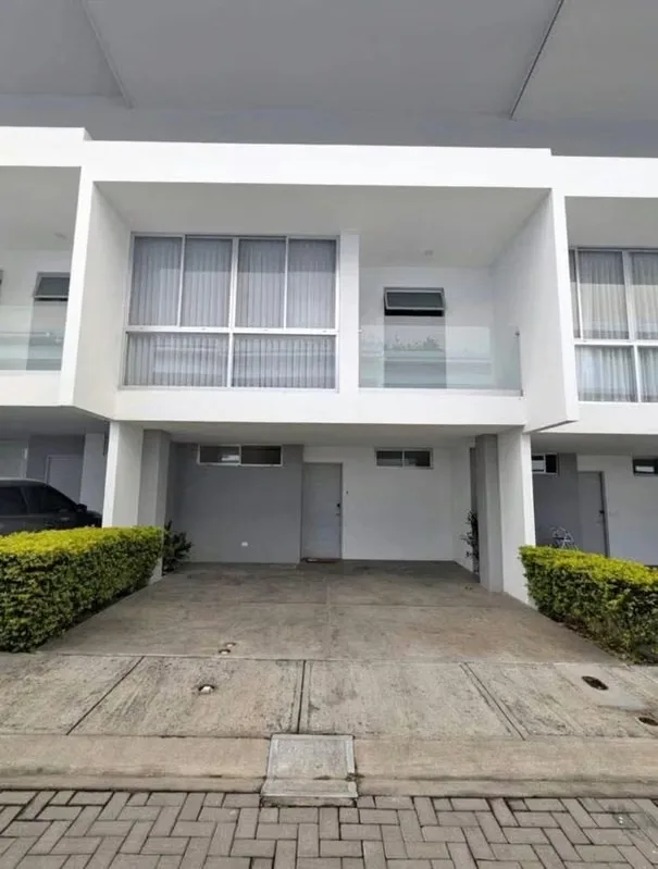 Se vende lujosa casa en condominio nature hills en san Antonio de Escazú