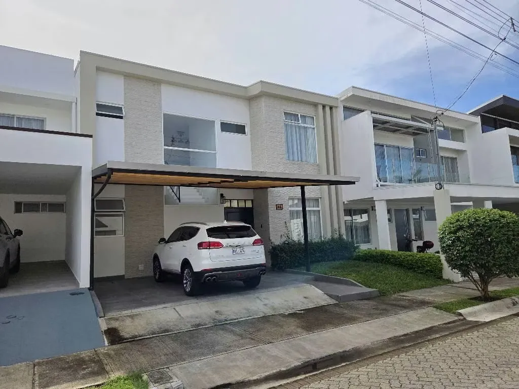 SE VENDE CASA DE 2 PLANTAS EN EXCLUSIVO CONDOMINIO