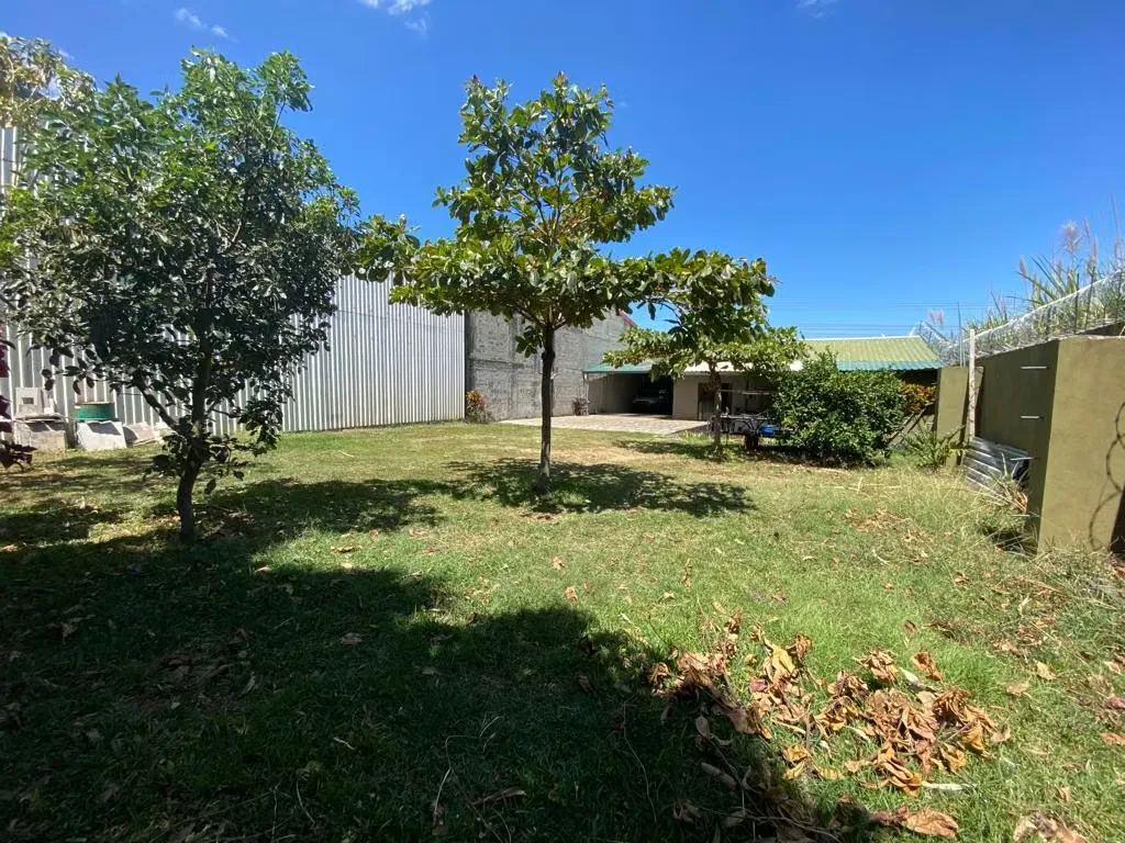 Casa de una planta con jardín y Local Comercial, Grecia, Alajuela
