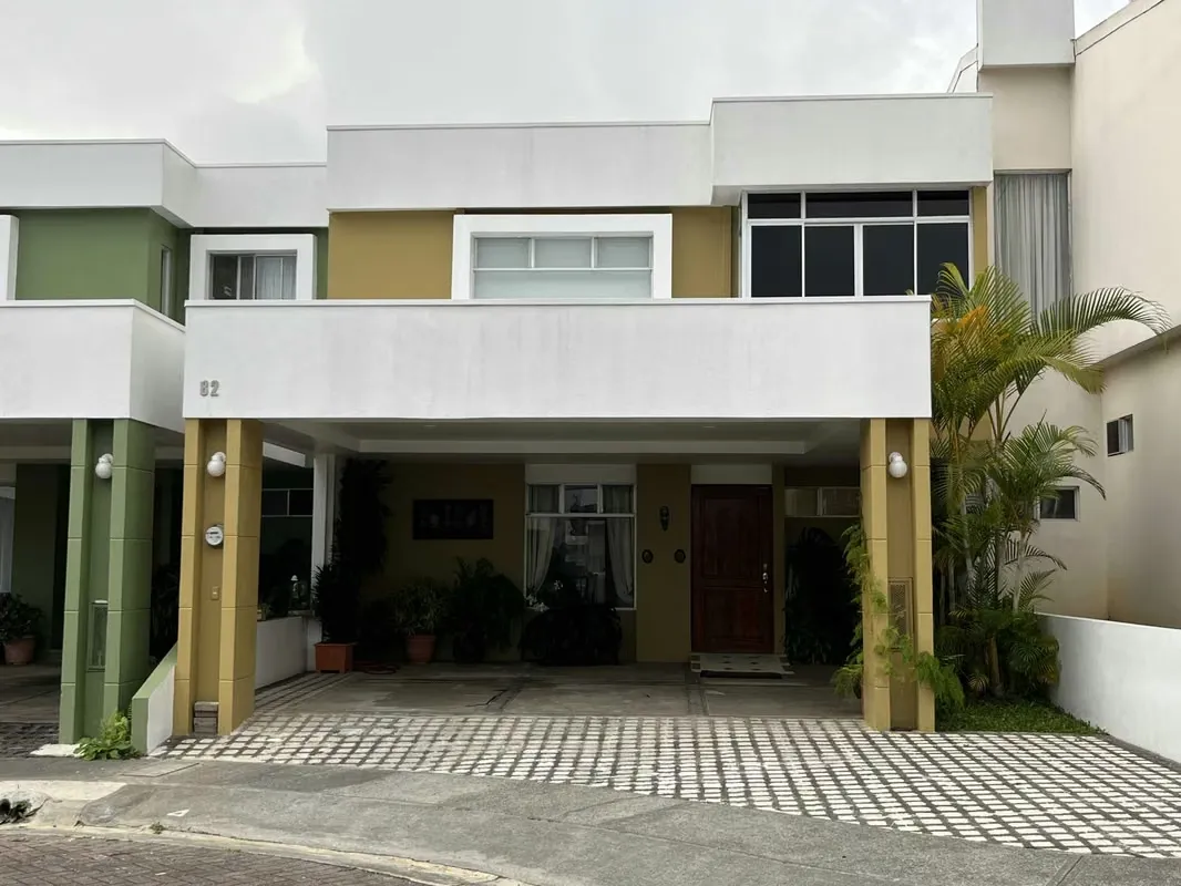 Strategically located very close to the center of Heredia, in a residential condominium that guarantees very good security and access to commercial, student and medical services.