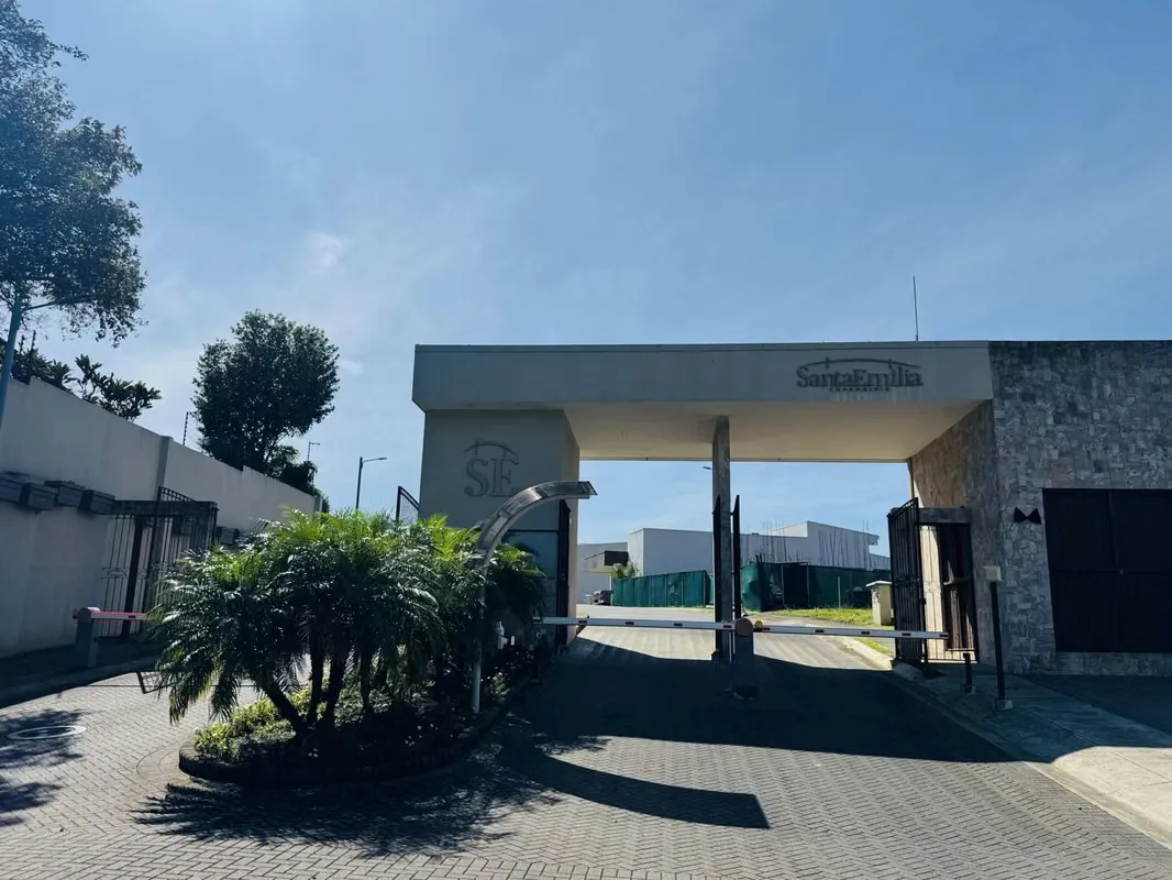 This 277 m² lot offers you the chance to develop your ideal home or make an investment with ...