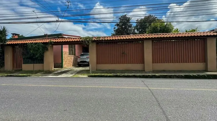 Descubra esta encantadora casa de una planta en San Pedro de Montes de Oca, ubicada a pasos del Centro de Investigación de la UCR y rodeada de un entorno tranquilo, seguro y ...