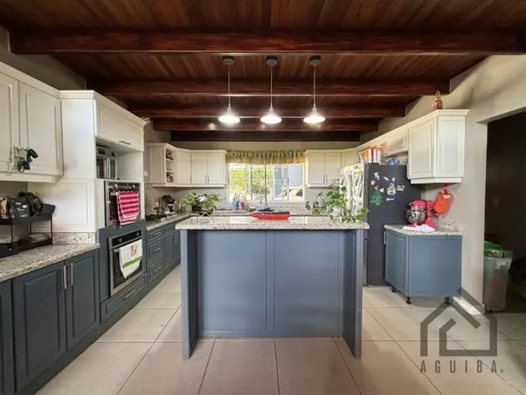 Spectacular Property With 1,382m2 / One Floor / Beautiful Garden