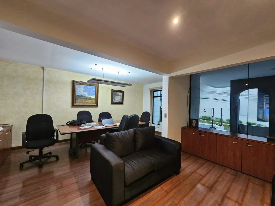 MA Asesorías vende Edificio de 2 Plantas, el cual consta de:
