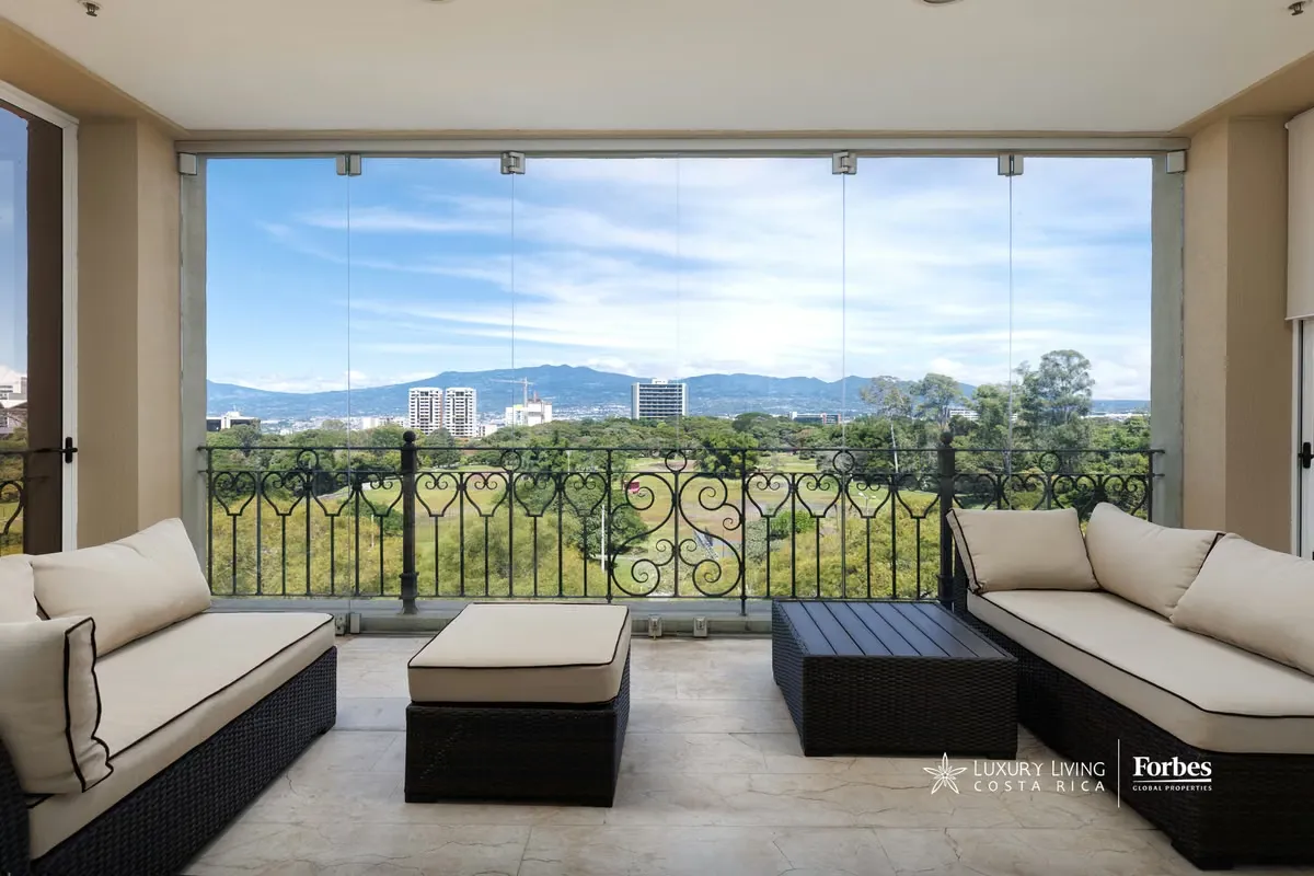 Located on the 6th floor of the prestigious Torres del Lago, this luxury 3-bedroom apartment offers the perfect ...