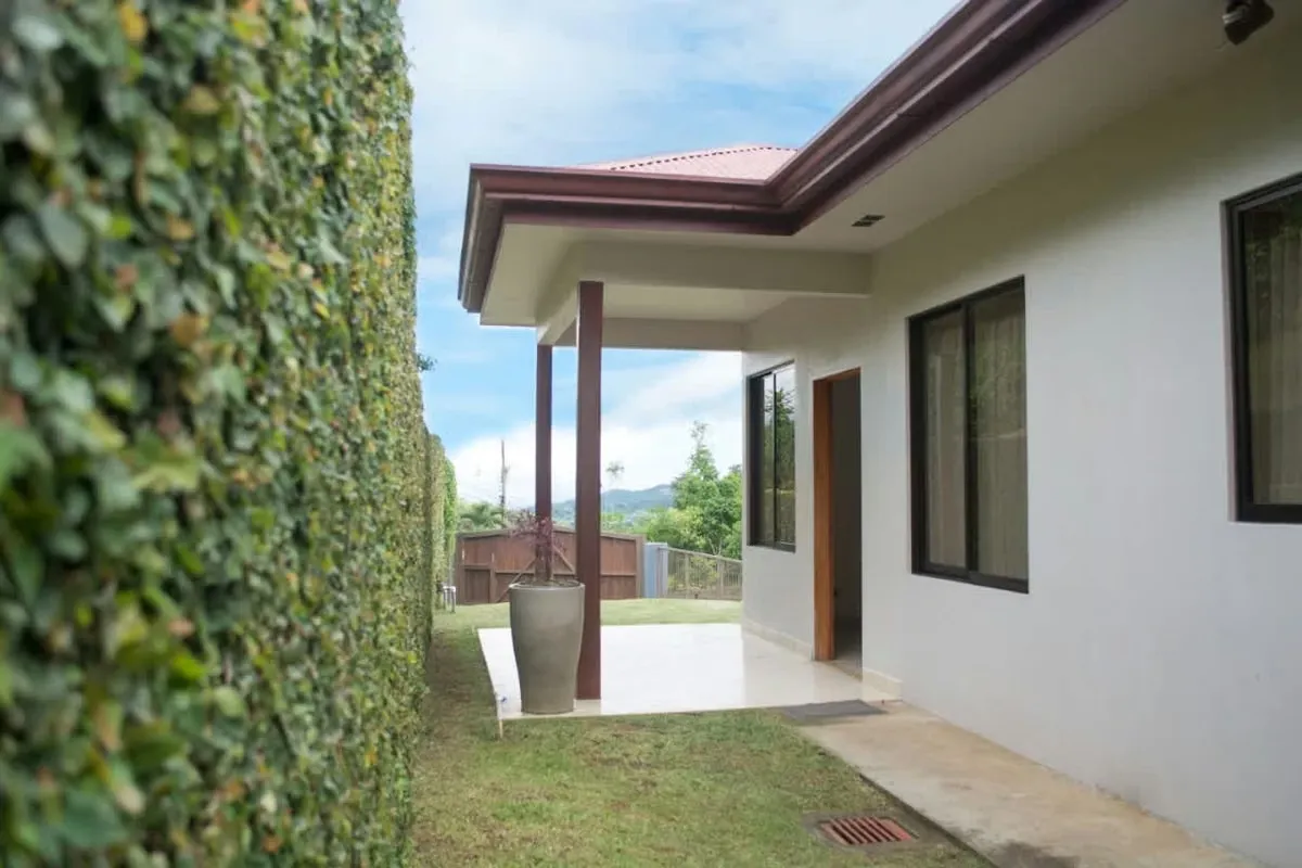 Property with an excellent location in a quiet and safe area of Palmares. Construction of 250 m² on a plot of 829 m², ideal for those looking for comfort, privacy and contact with ... — photo 2