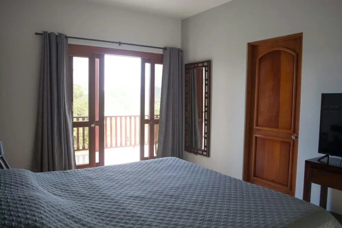 Property with an excellent location in a quiet and safe area of Palmares. Construction of 250 m² on a plot of 829 m², ideal for those looking for comfort, privacy and contact with ... — photo 3