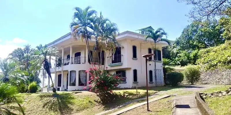 Exclusiva Villa con Tres Residencias y Vistas Panorámicas en San Mateo