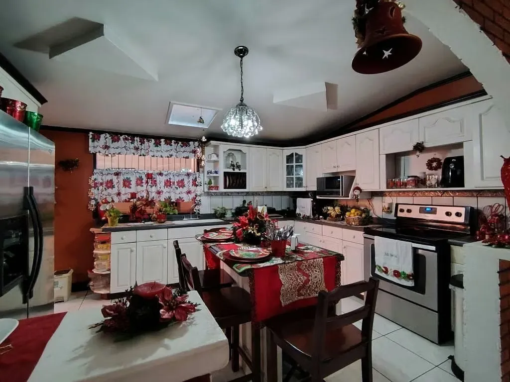 Hermosa casa de una sola planta, con excelente ubicación cerca del Pali de Santa Ana Centro.