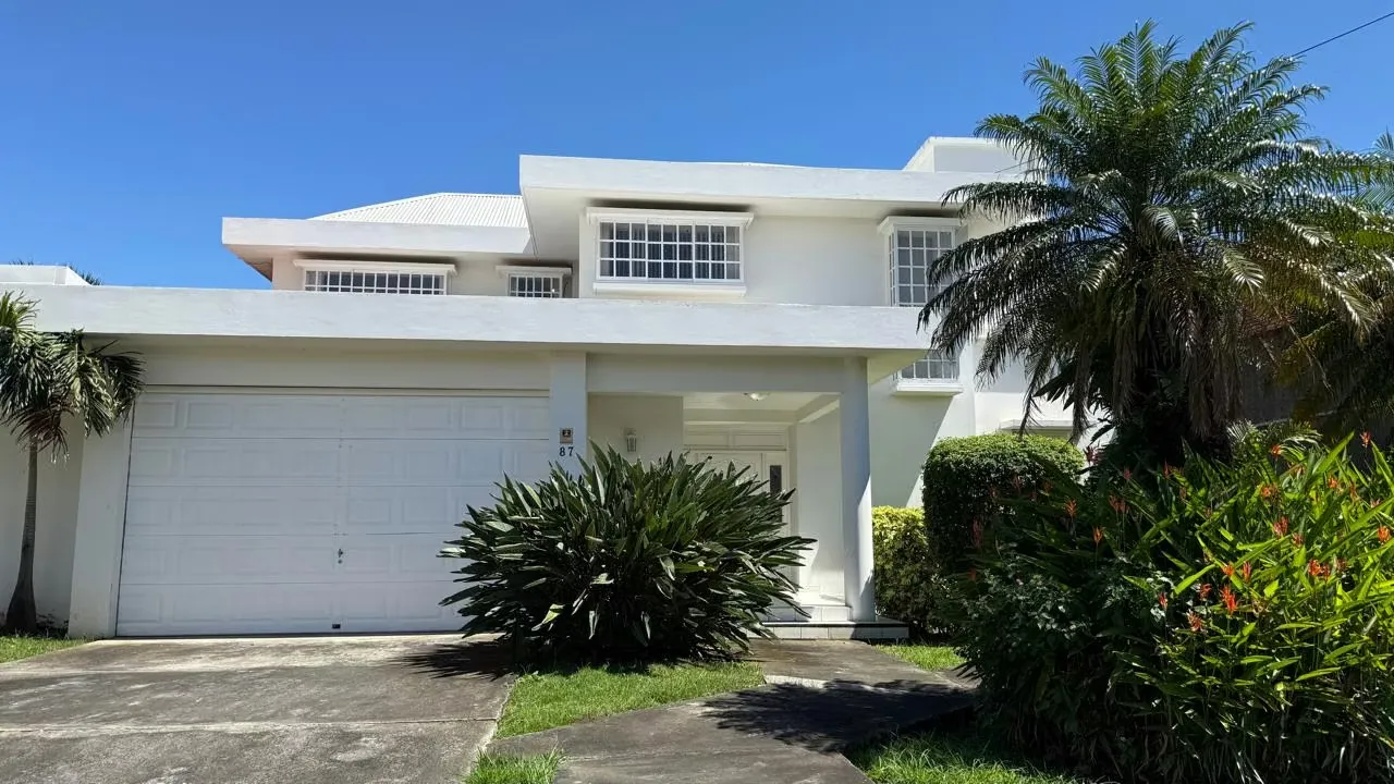 Venta de Casa  Belén Cariari - amplia con hermosos jardines