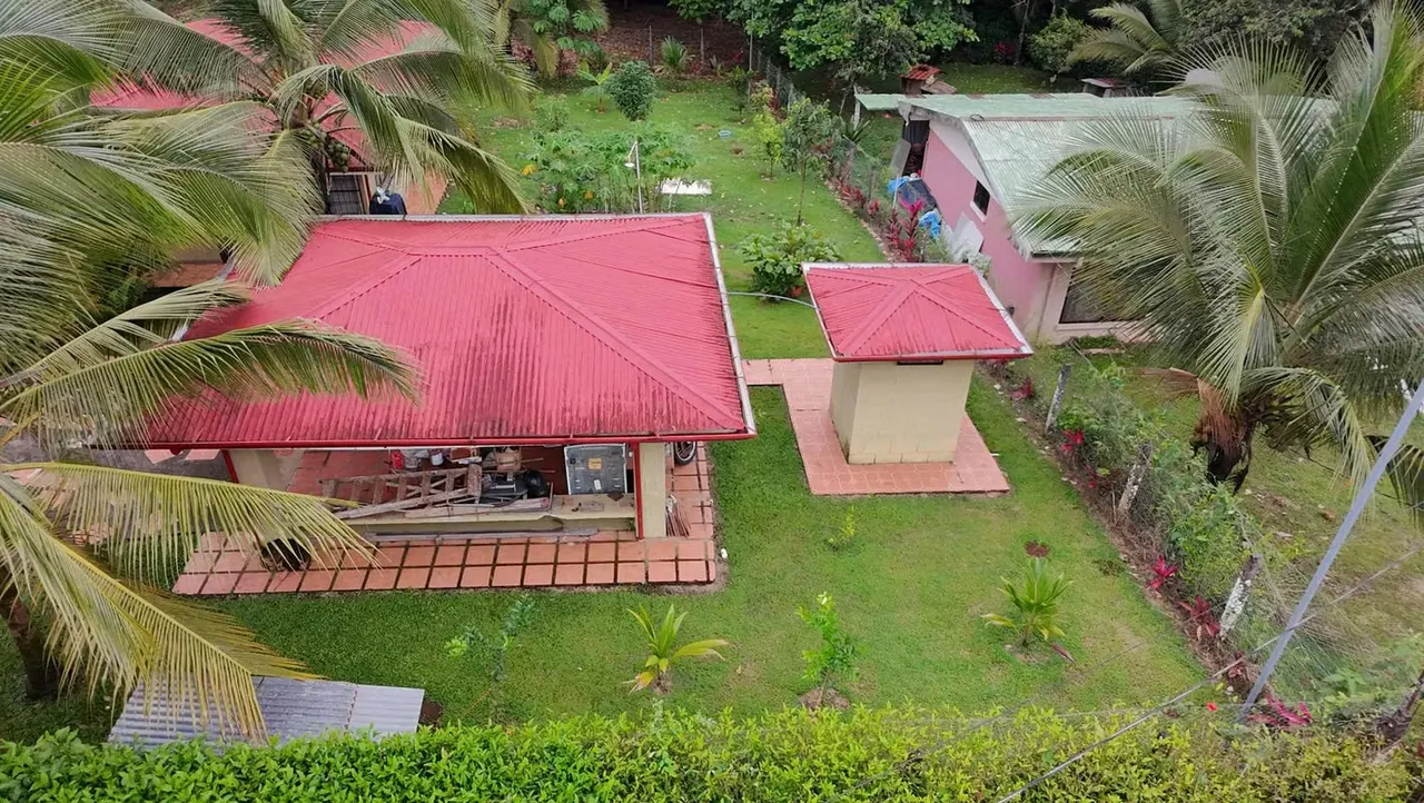 Casa rodeada de naturaleza en una zona tranquila y segura, ideal para retiro, residencia permanente o inversión ...