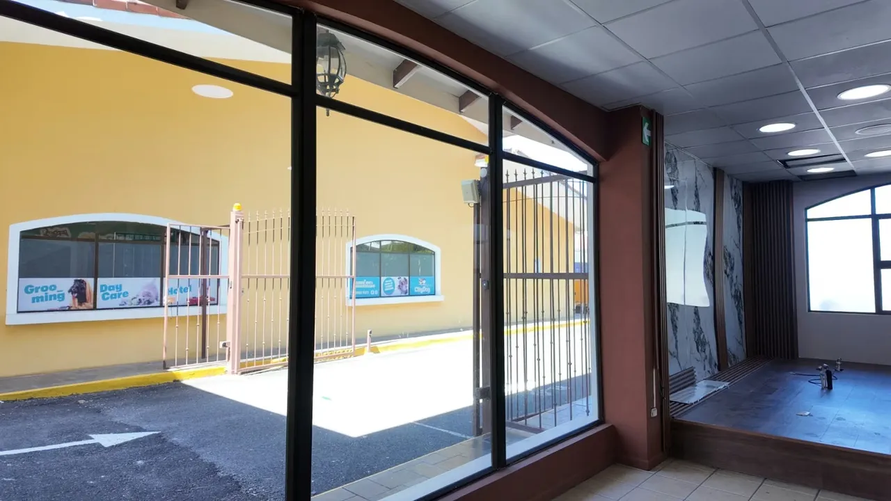 Prime Location in a well-established shopping center, near Multiplaza Escazú. 219.88 m² distributed over 2 floors: 75 m² on the ground floor and 144.31 m² on the second ...