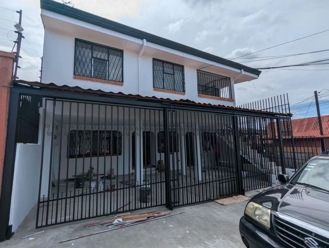 Building for Sale with 5 Apartments in Zetillal, Goicoechea
