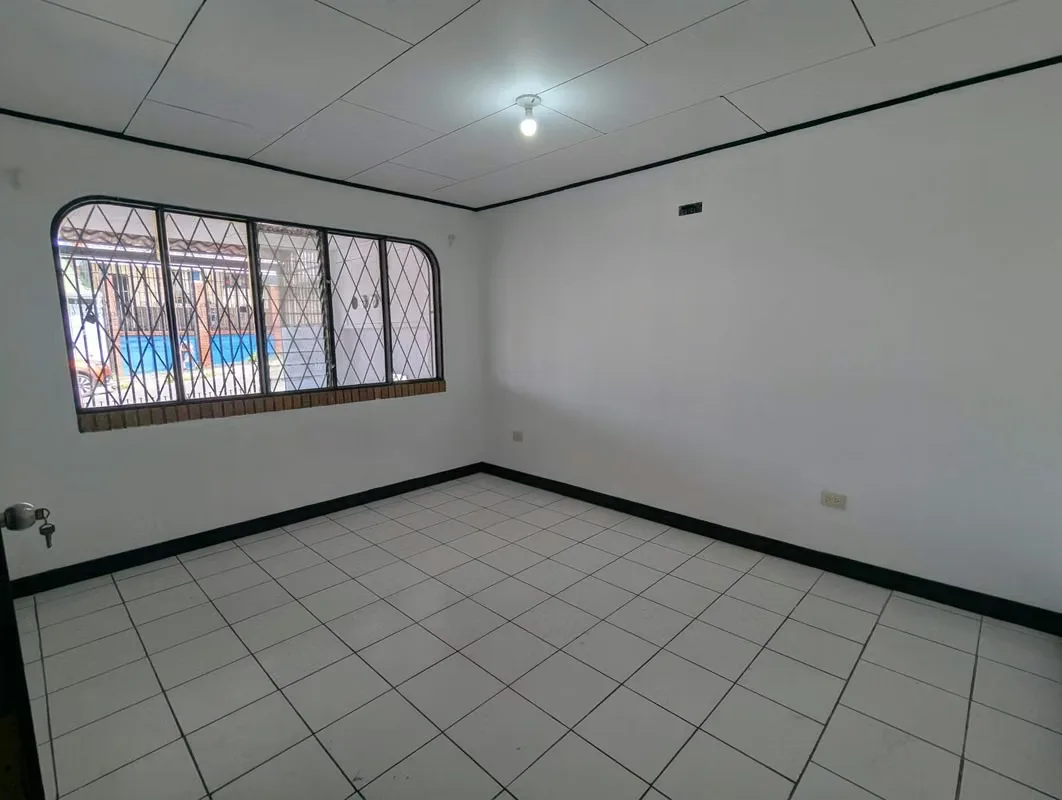 Building for Sale with 5 Apartments in Zetillal, Goicoechea, photo 5