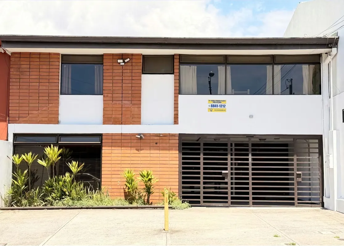 Office space for rent on the first floor of a building in Barrio Dent with parking