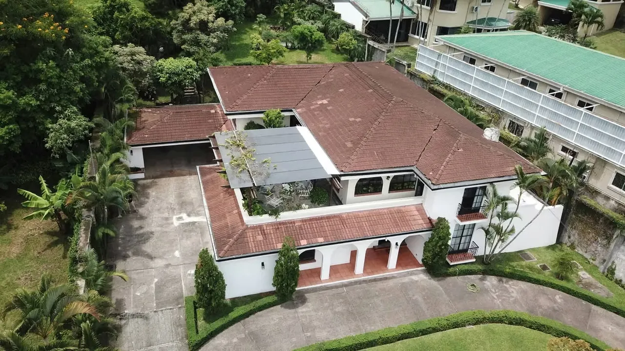 Casa estilo colonial completamente remodelada, ubicada en una de las zonas más exclusivas y de mayor plusvalía de Escazú, a pocos minutos de Multiplaza, bancos, restaurantes y ...