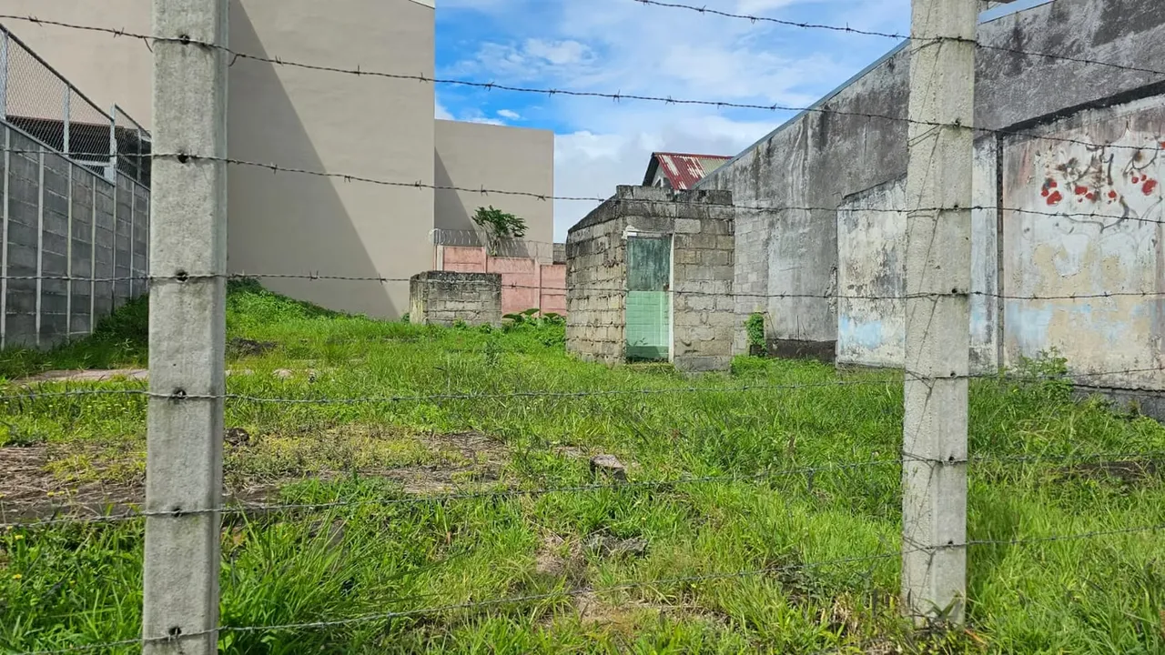 Aproveche la oportunidad de adquirir un lote de 240.12 metros cuadrados, con alto potencial comercial, debido ...