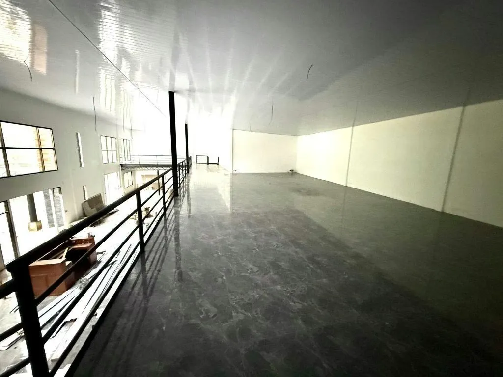 Just 600 meters from the central park, in one of the highest-traffic areas of the city, sits a MEGA WAREHOUSE with over 700 m² ...