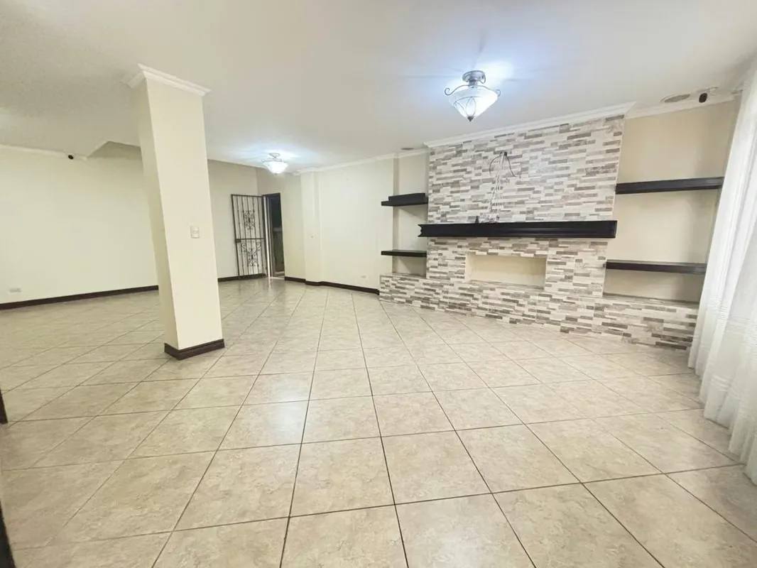 Se vende hermosa casa de dos pisos, con espacios amplios, acabados de primera y un ambiente tranquilo y seguro, ...
