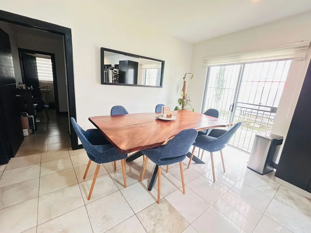 En el exclusivo residencial de Pinares de Curridabat se encuentra esta imponente casa que combina amplitud, diseño moderno y acabados de lujo. Ubicada en un terreno de 450 m², cuenta ...
