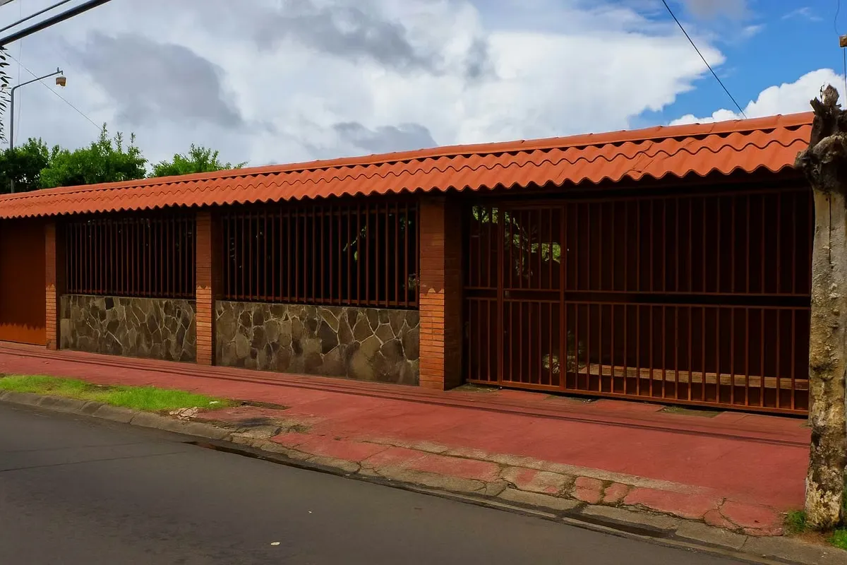 Casa estilo colonial en La Trinidad de Alajuela – Uso de suelo mixto (residencial / comercial)