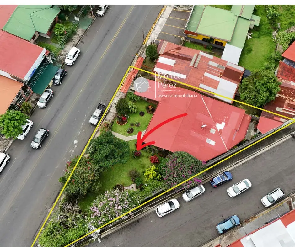 Located on Sarchí’s main street, this strategically positioned corner property offers exceptional potential for commercial development or ...