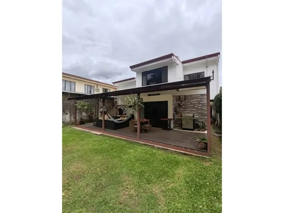 ¡Se Vende! Casa Independiente en Santa Ana | 3 Habitaciones + Servicio | 3.5 Baños