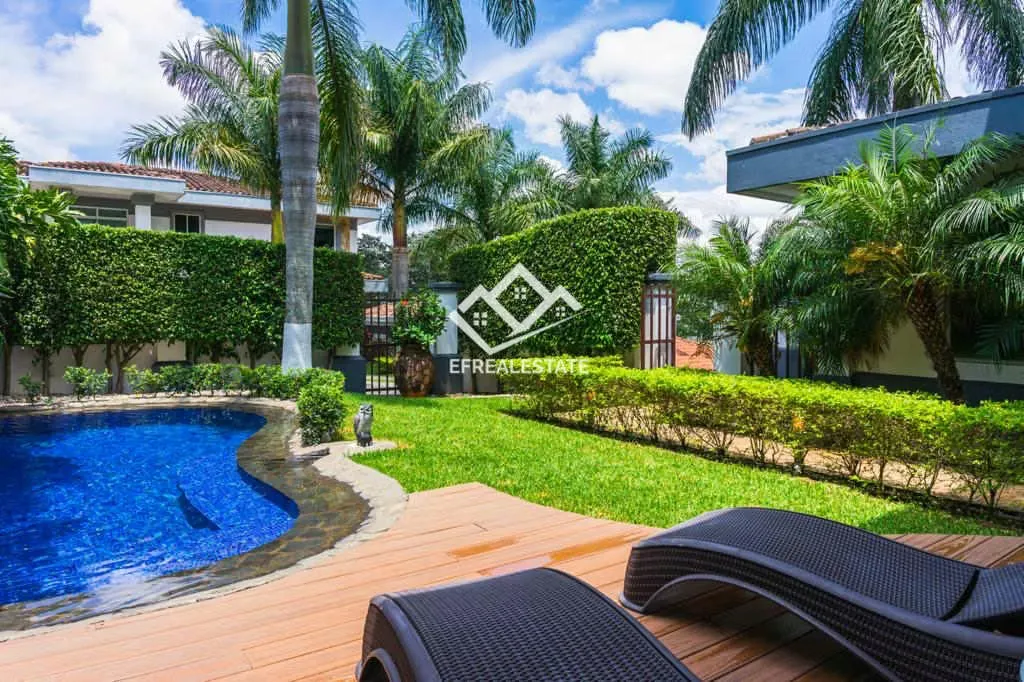 Les ofrecemos esta bella casa en venta, con un estilo que nos encanta, sus acabados de lujo, ubicada en Escazú, guachipelin en condominio de pocas Residencias lo que nos brinda mayor ...