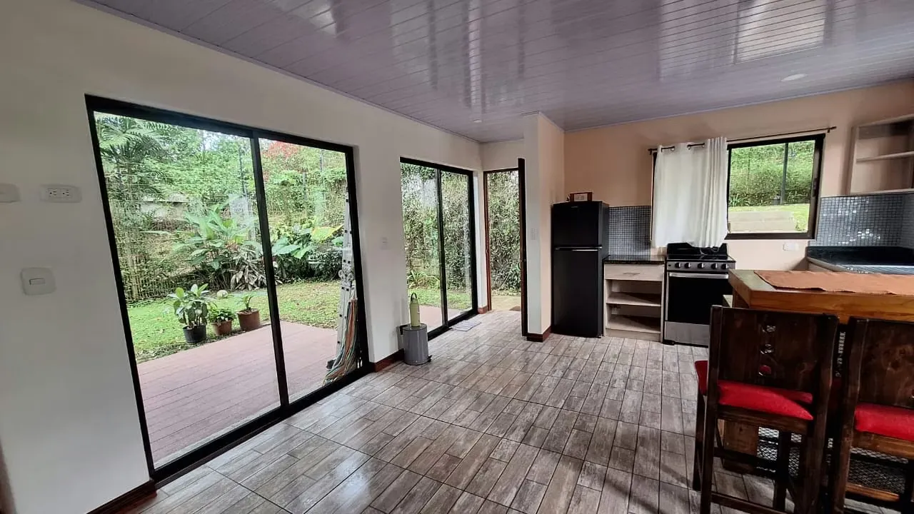 Te presentamos esta acogedora casa semiamueblada de 110 m² de construcción, una joya escondida en las montañas de San Rafael de Montes de Oca, a 2 km del Parque del Este. ... — photo 4