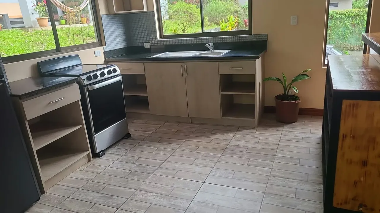 Te presentamos esta acogedora casa semiamueblada de 110 m² de construcción, una joya escondida en las montañas de San Rafael de Montes de Oca, a 2 km del Parque del Este. ... — photo 5