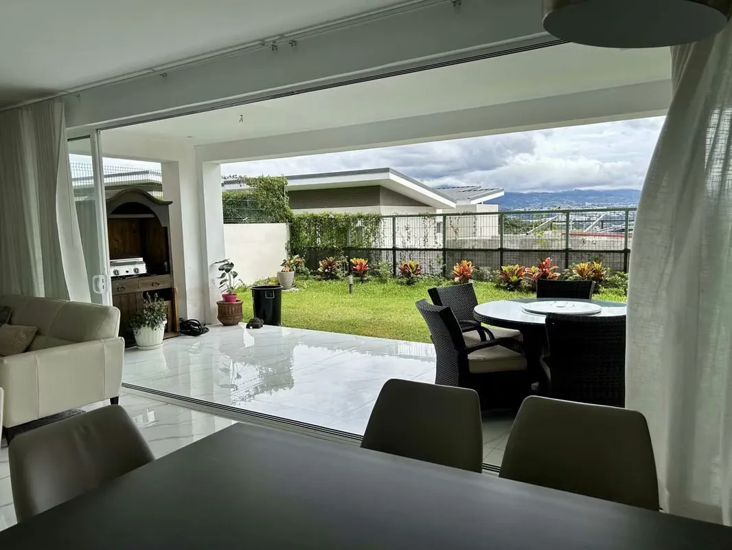 Alquiler de Exclusivo casa en Guachipelin, Escazu, 4 parqueos, vistas panorámicas