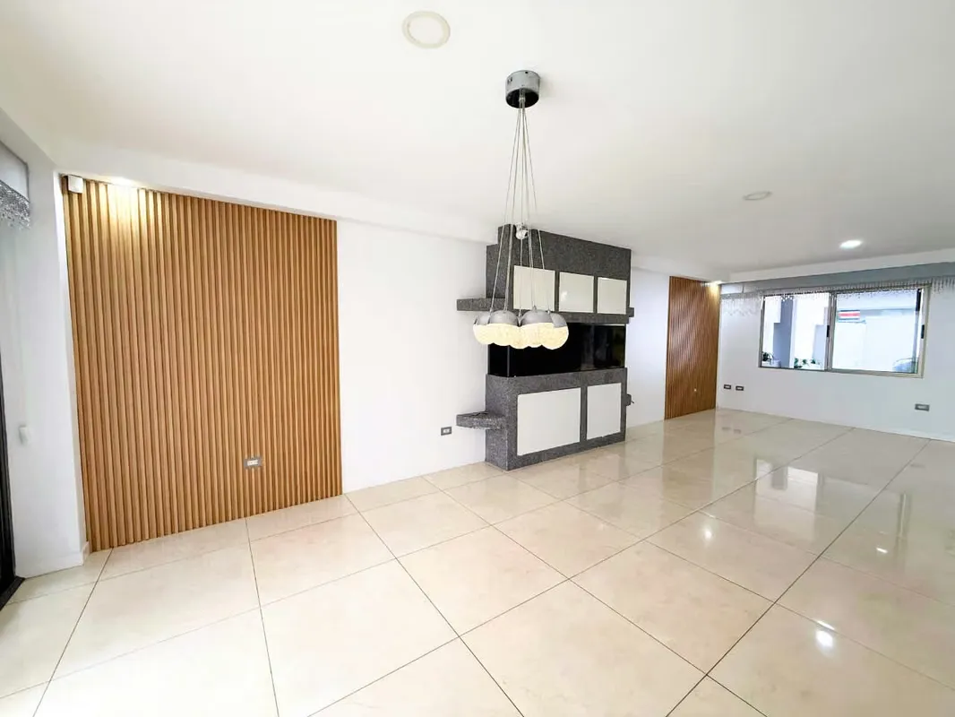 House for rent in Santa Ana. 3 bedrooms + TV. Condominium with amenities.