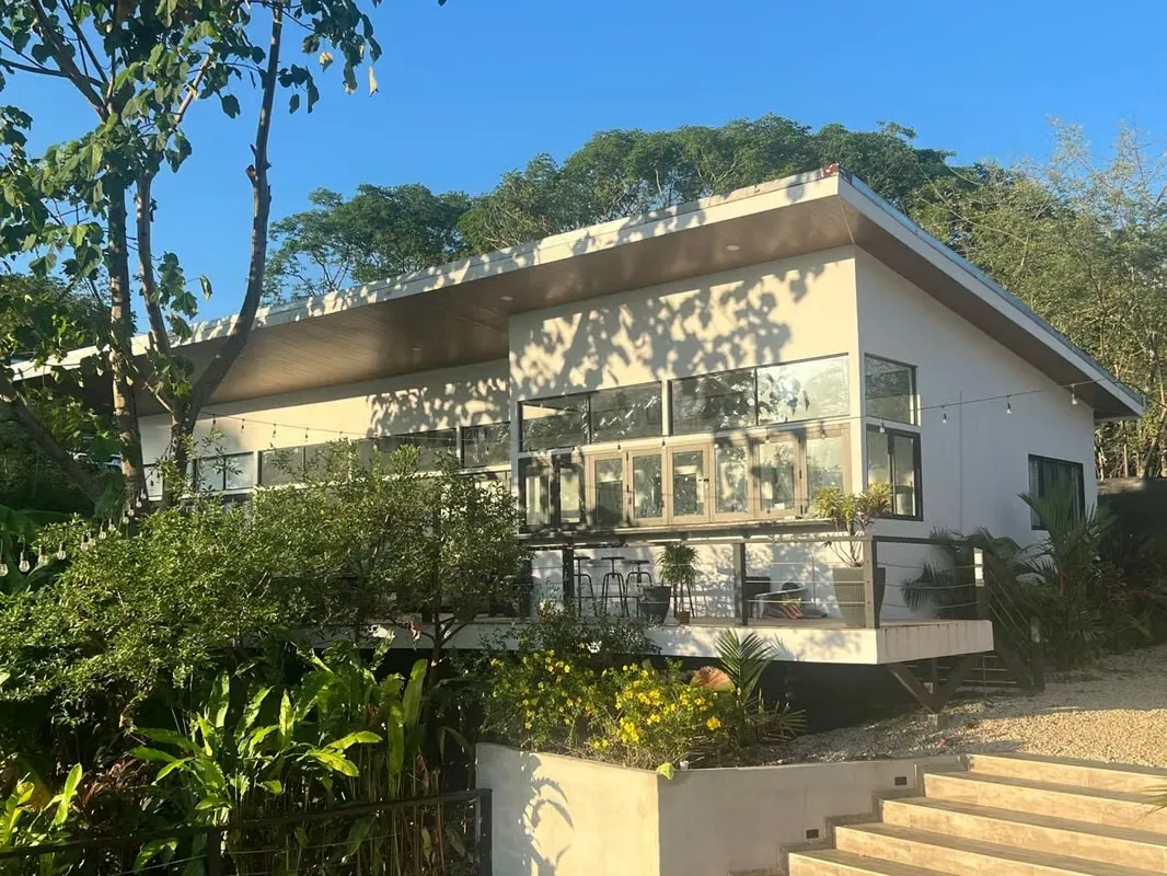 Propiedad Turnkey con Dos Casas y Piscina Infinity – $595,000 USD