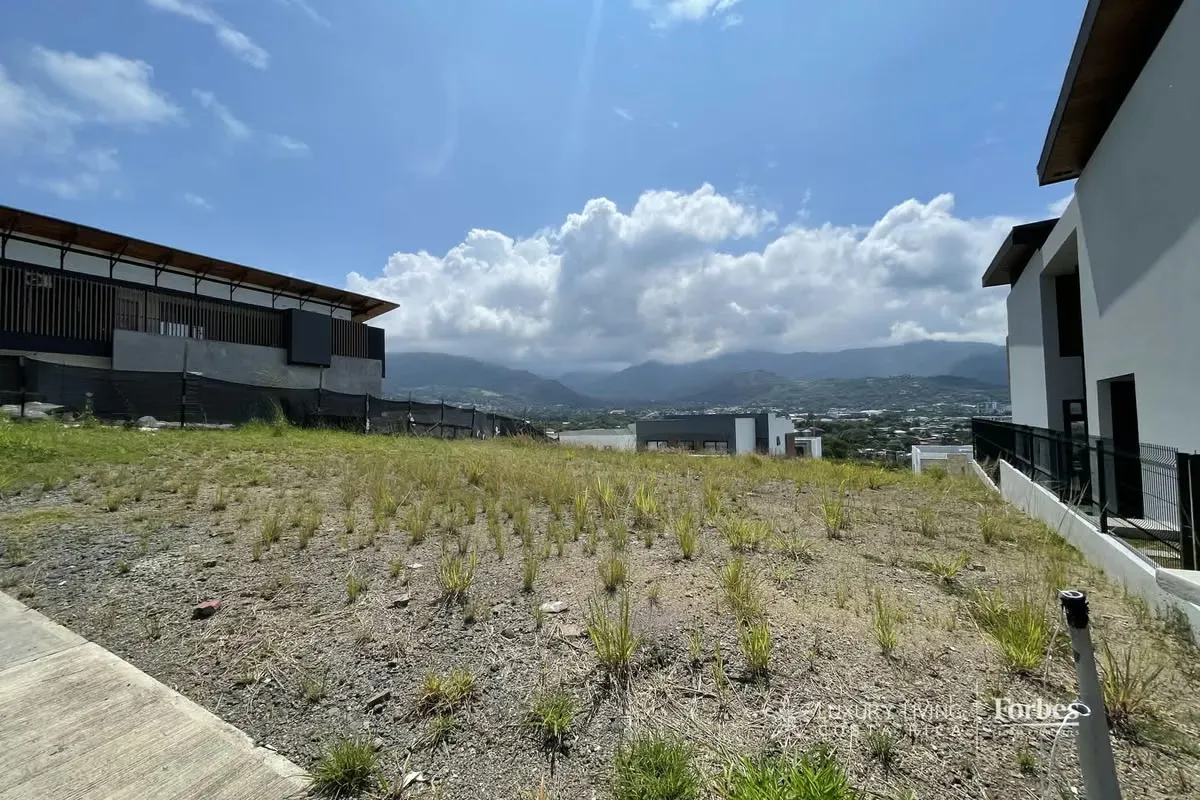 21202 - Lotes planos en condominio en Santa Ana con vistas
