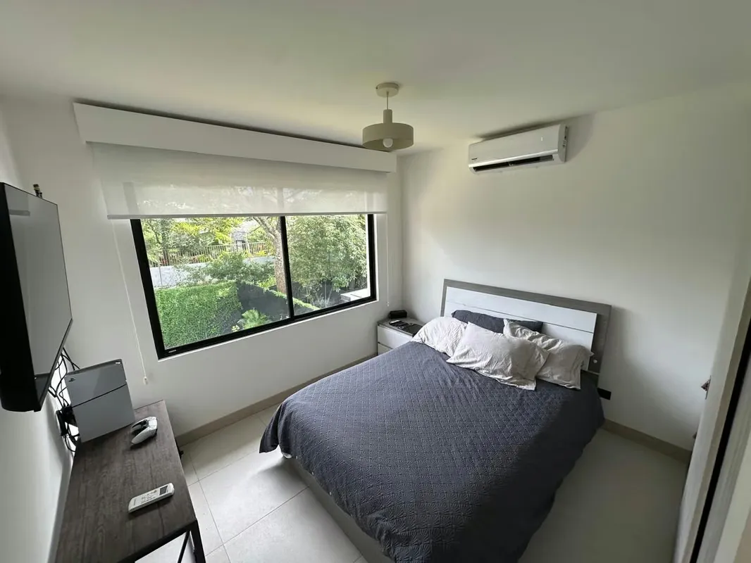 Viva en una de las zonas más exclusivas, seguras y convenientes del oeste de San José. Esta hermosa casa en ... — photo 2