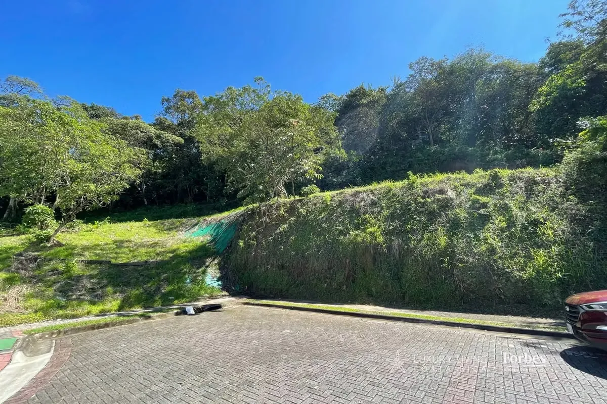 This 1,266 m² lot, located within the exclusive Cerro Real gated community in the San Rafael district of Escazú, presents a privileged opportunity for those looking to build a ...