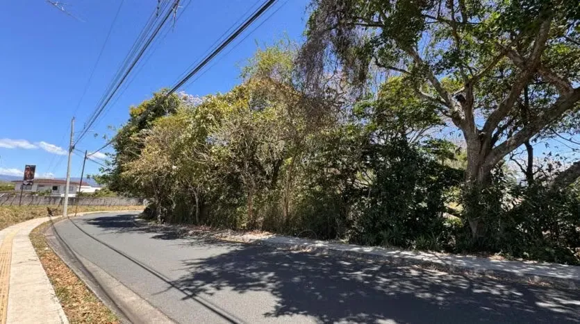 Invest in a privileged location! This 3,500m² lot in Piedades features two frontages, one of which is on Calle Cañas, with access very close to Route 27, ensuring ...