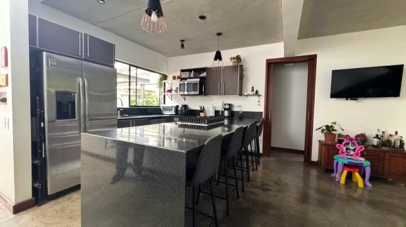 Discover this stunning townhouse in an exclusive condominium of only 5 Lofts, located in Piedades de Santa Ana, near La Caraña. With 220 m² of construction on a 267 m² ...