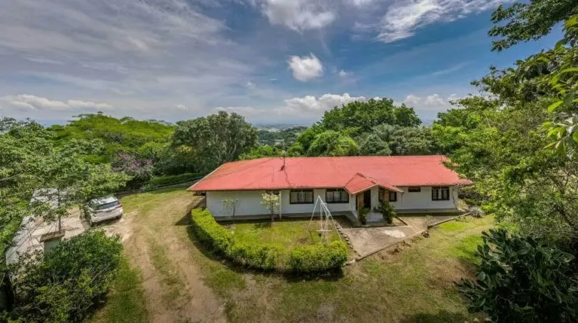 Imagine living on a 2,606 m² lot in Piedades de Santa Ana, in a spectacular area where you can develop a family or residential project to your liking!