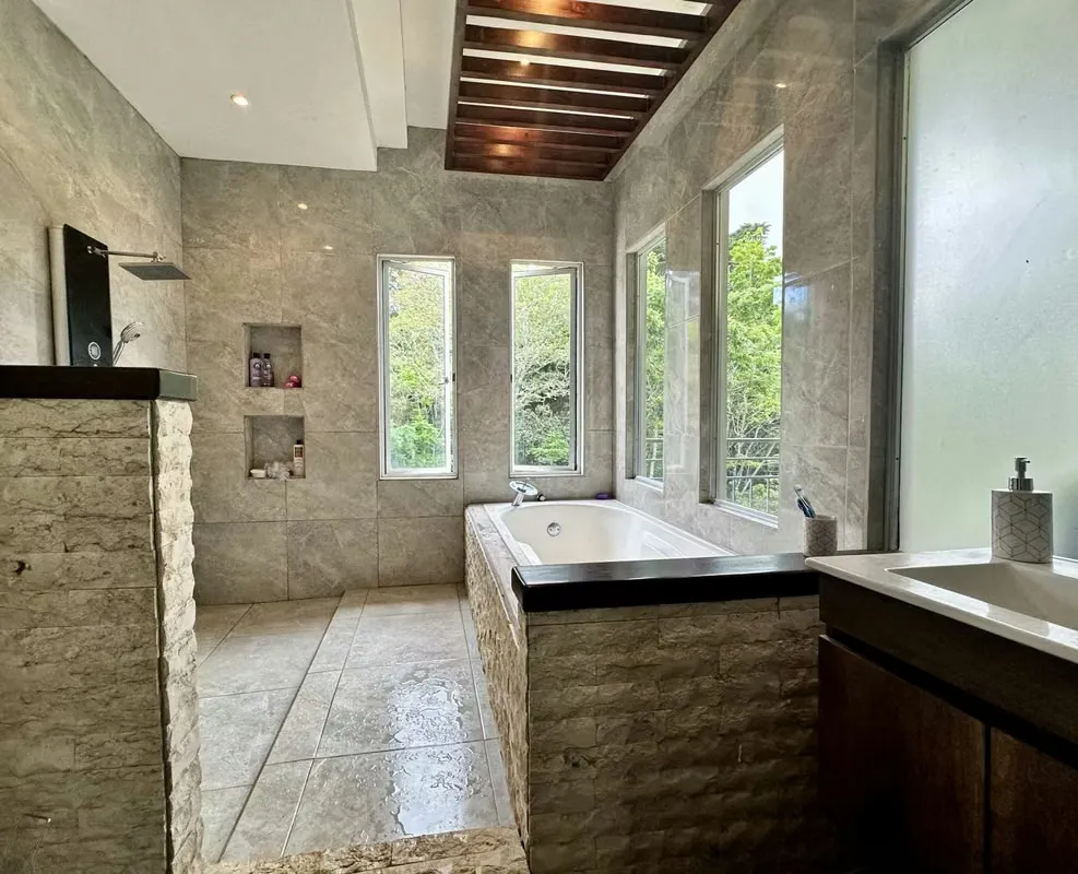 Se vende casa independiente en San Rafael de Montes de Oca. Se ubica en una calle segura y tranquila. La casa cuenta con portón eléctrico, y nos recibe su moderna fachada con espacio ... — photo 2