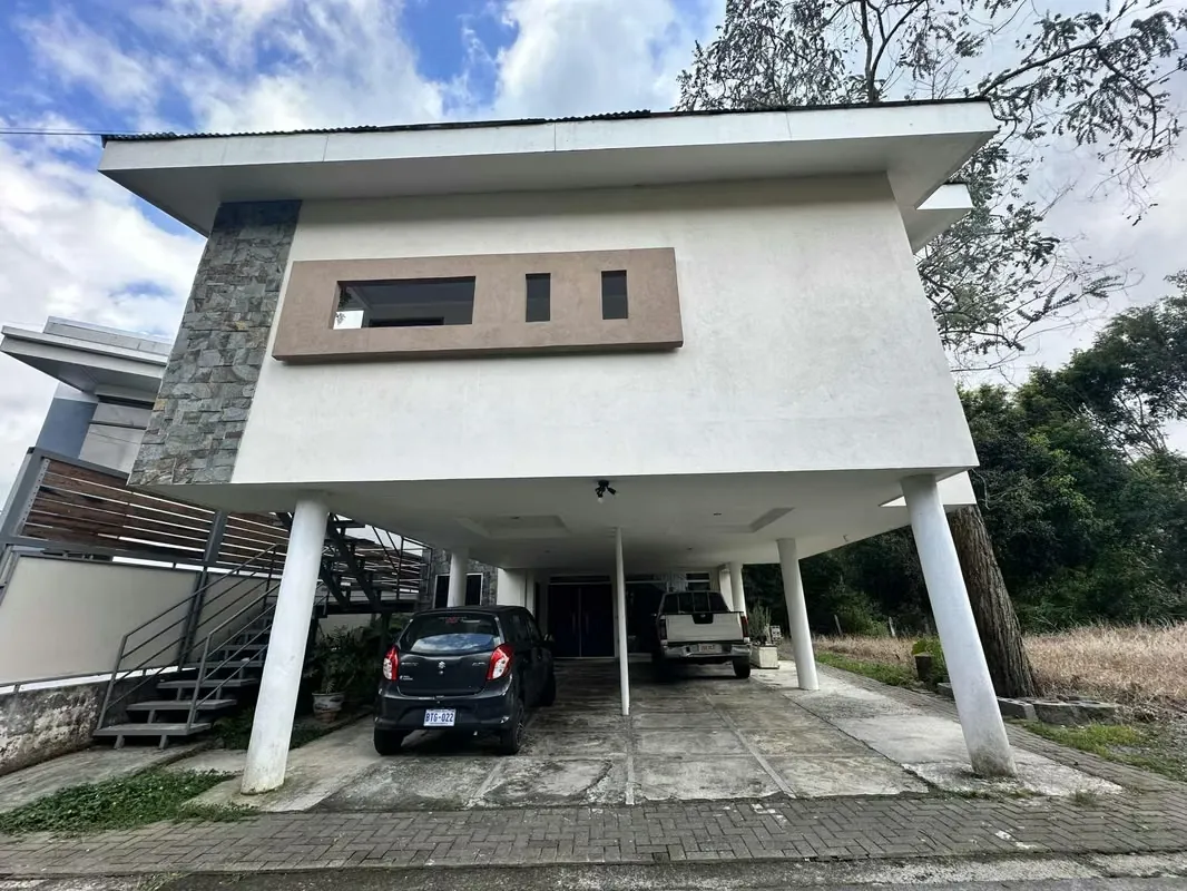 Se vende casa independiente en San Rafael de Montes de Oca. Se ubica en una calle segura y tranquila. La casa cuenta con portón eléctrico, y nos recibe su moderna fachada con espacio ... — photo 3