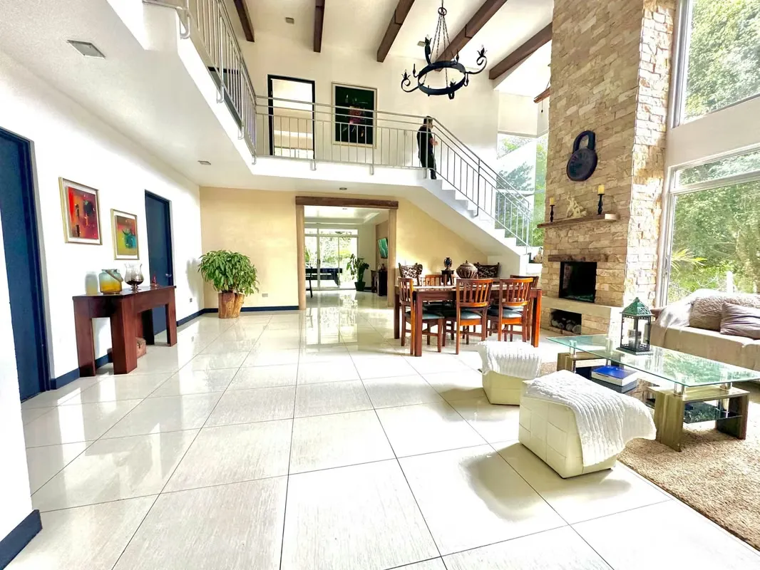 Se vende casa independiente en San Rafael de Montes de Oca. Se ubica en una calle segura y tranquila. La casa cuenta con portón eléctrico, y nos recibe su moderna fachada con espacio ... — photo 4