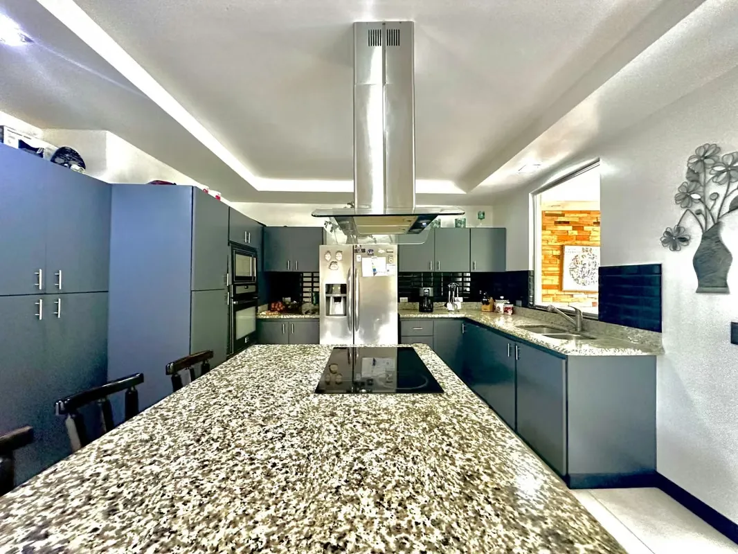 Se vende casa independiente en San Rafael de Montes de Oca. Se ubica en una calle segura y tranquila. La casa cuenta con portón eléctrico, y nos recibe su moderna fachada con espacio ... — photo 5