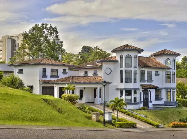Exclusiva y elegante casa en venta en Condominio Bosques de Altamonte, en Granadilla de Curridabat. Diseñada con acabados de lujo y amplios espacios, esta propiedad ofrece una ...