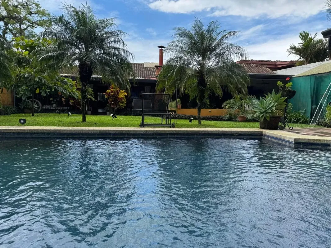Live in one of the most peaceful and exclusive areas of Escazú in this spacious and inviting single-story home, perfect for families seeking ample spaces, comfort, and great social ...