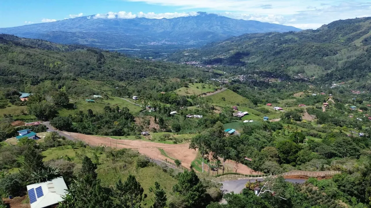 A property surrounded by nature, tranquility, and a captivating landscape — ideal for those seeking an exceptional view. ...