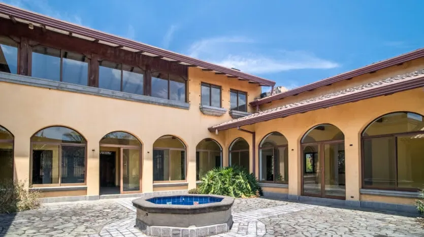 Location: Residencial Hacienda Los Reyes, La Guácima Foreclosure Price: 414,568,000 (Appraisal: 727,100,000) Lot: 3,553 m² | Construction: 882 m² 8 bedrooms | 6 ...