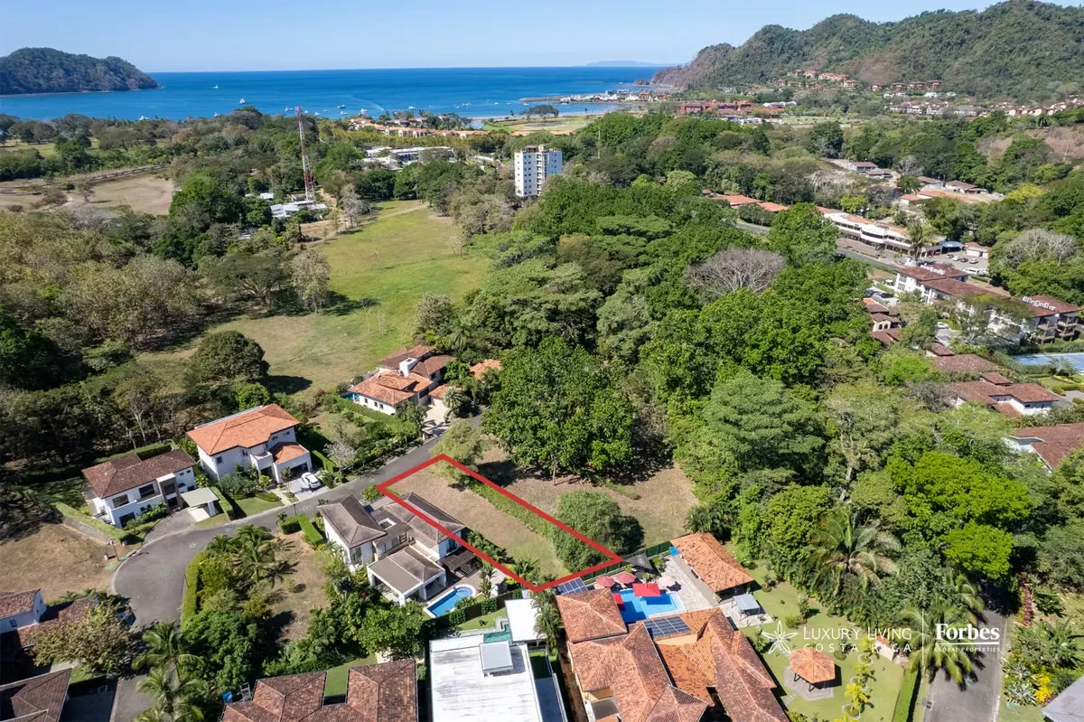 This premium 100% flat 742 m² lot, located within an exclusive gated community in Herradura, offers an exceptional opportunity to build a custom residence in a ...